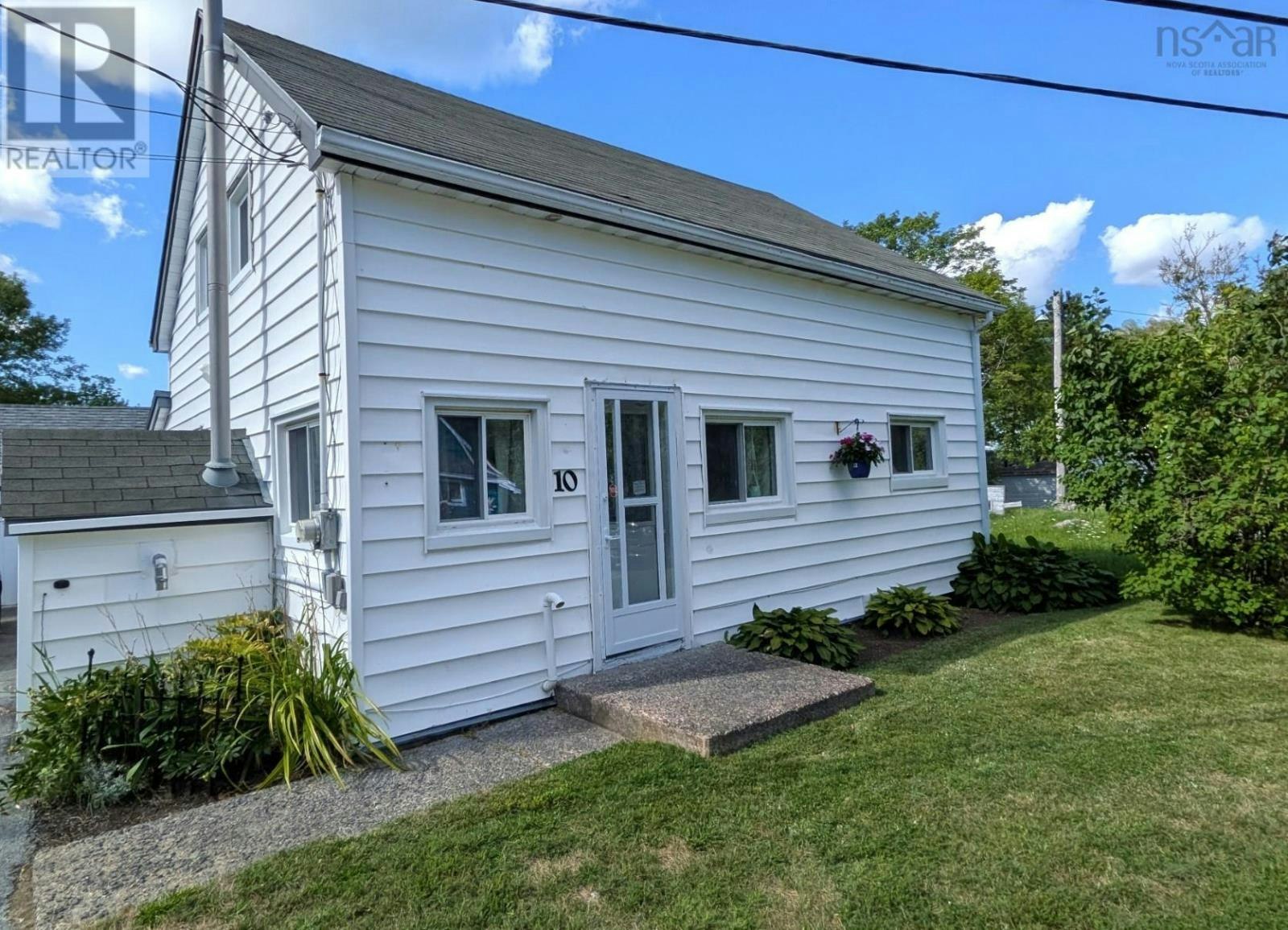 10 Town Lake Road, Liverpool, NS, B0T 1K0