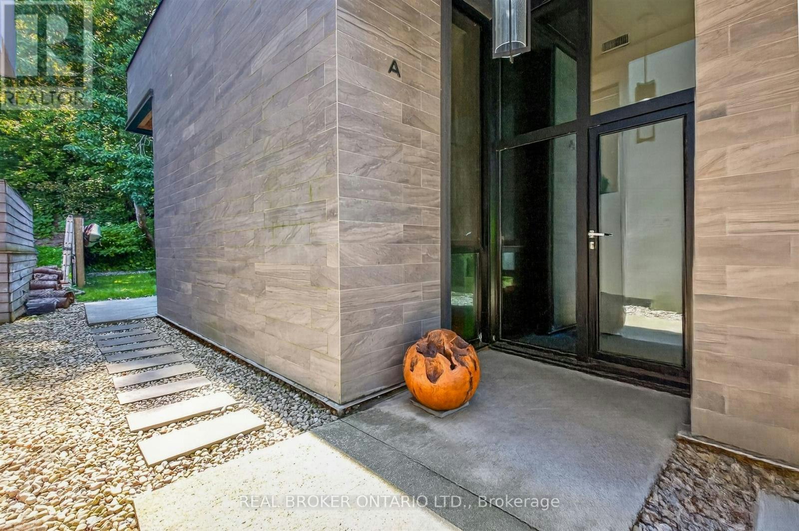 90A Kingsway Way SOUTH, Toronto, ON, M6S 3T3 - 2