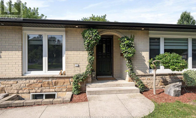 96 Macdonald Crescent