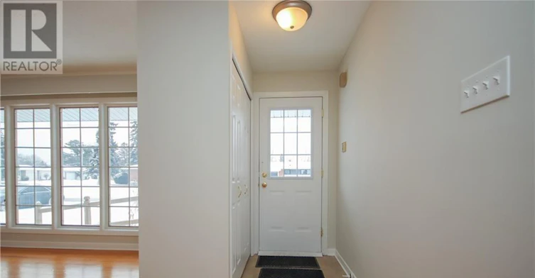 74 Hilliard Avenue, Ottawa, ON, K2E 6C1 - 2