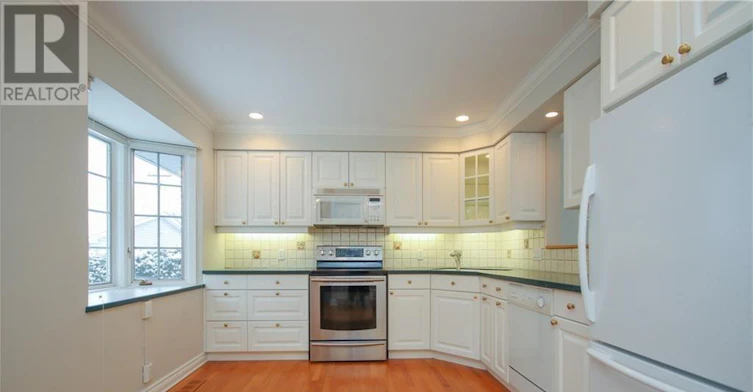 74 Hilliard Avenue, Ottawa, ON, K2E 6C1 - 9