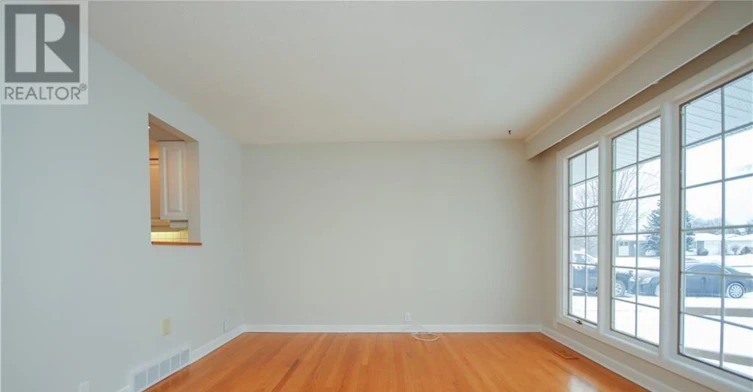 74 Hilliard Avenue, Ottawa, ON, K2E 6C1 - 3