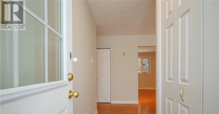 74 Hilliard Avenue, Ottawa, ON, K2E 6C1 - 4