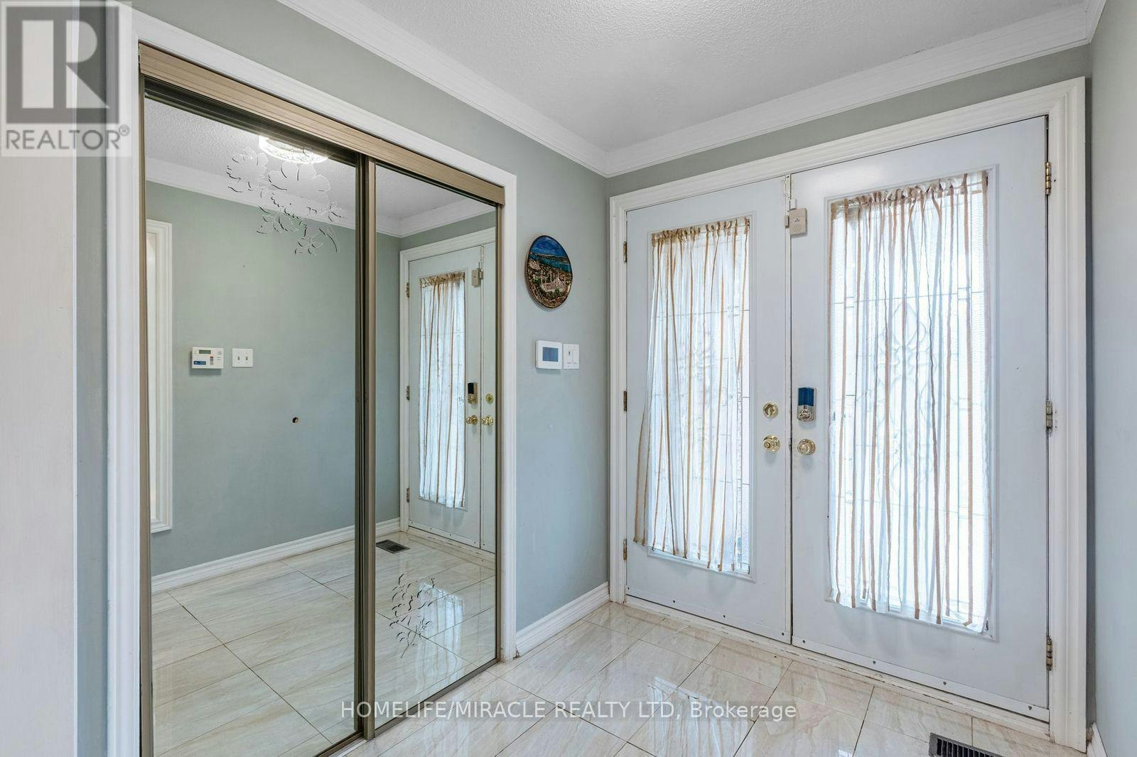 958 Summerbreeze Court, Mississauga, ON, L5V 1C9 - 2