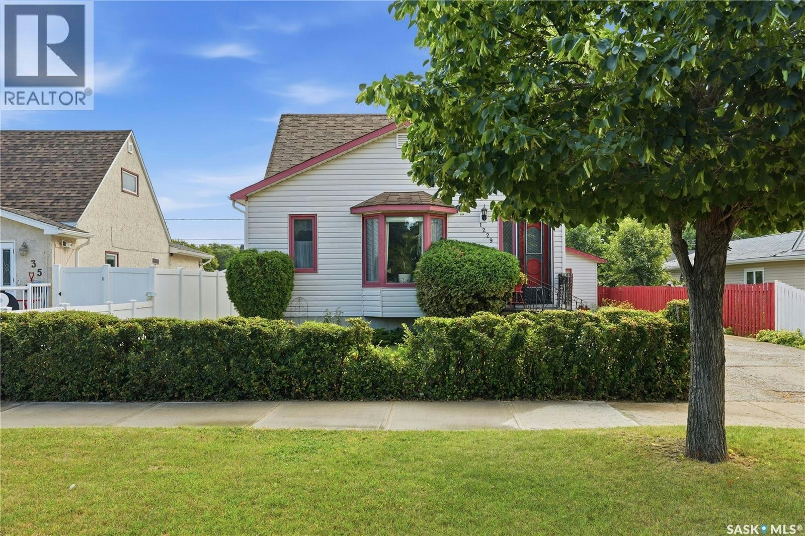 1229 Willow Avenue, Moose Jaw, SK, S6H 1H1