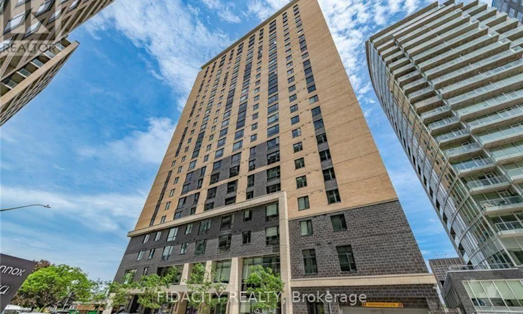 2018-105 Champagne Avenue S