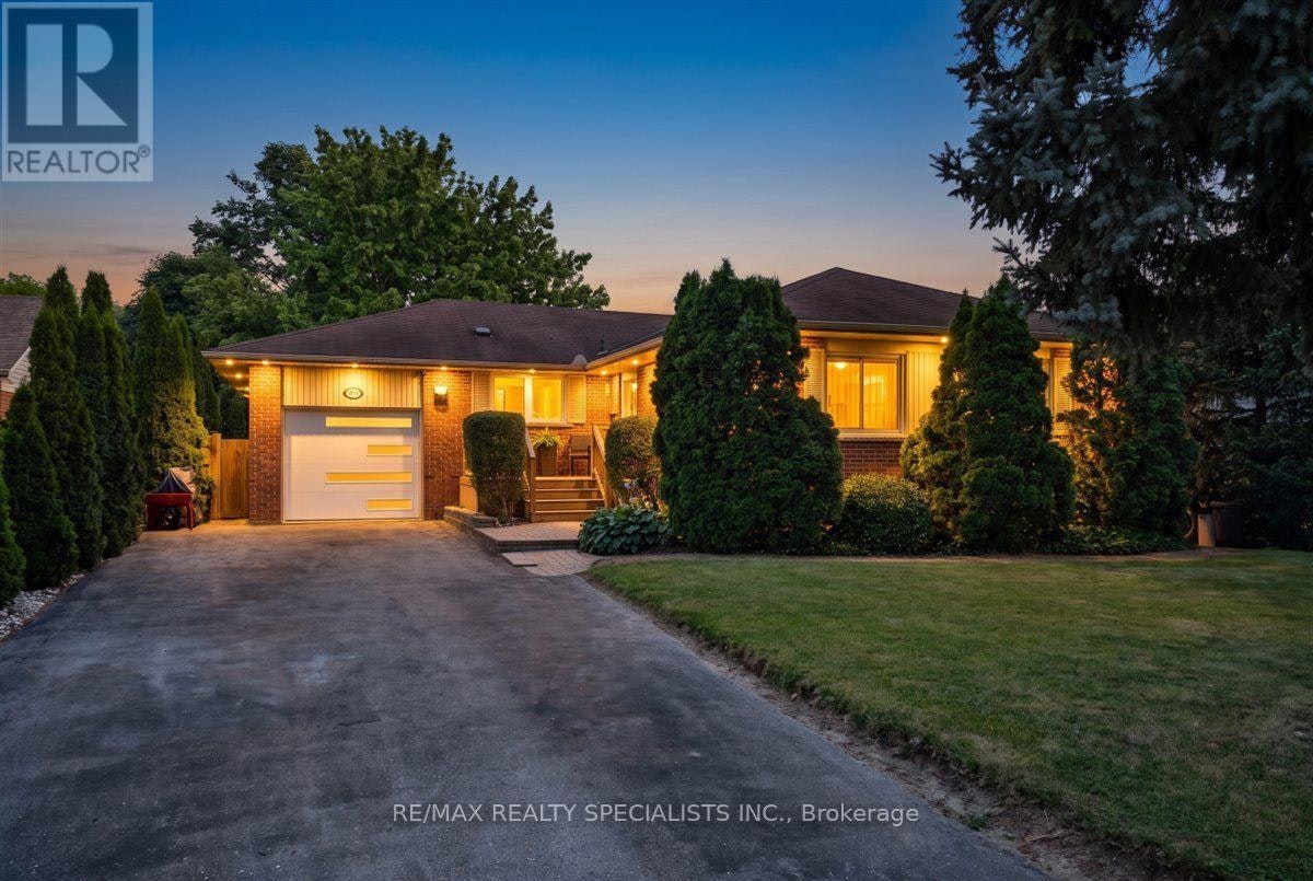 63 Suburban Drive, Mississauga, ON, L5N 1H1