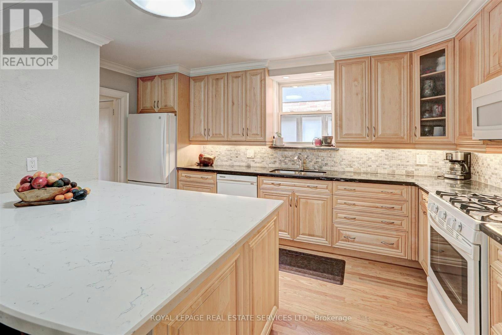 83 Brentwood Road S, Toronto, ON, M8Z 3N4 - 11