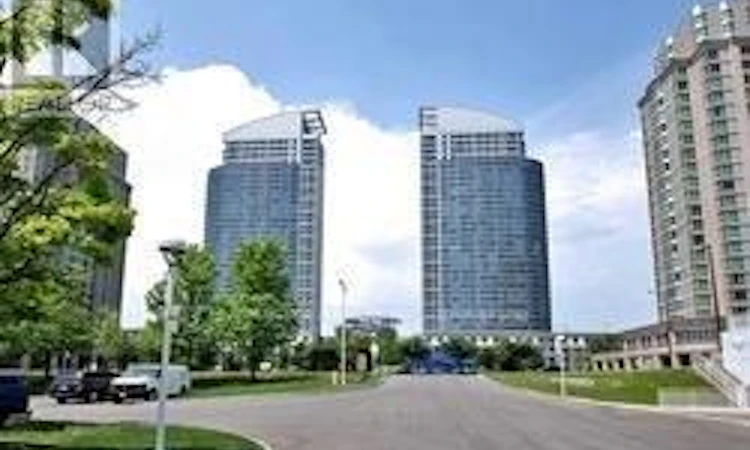 TH 330-38 Lee Centre Drive