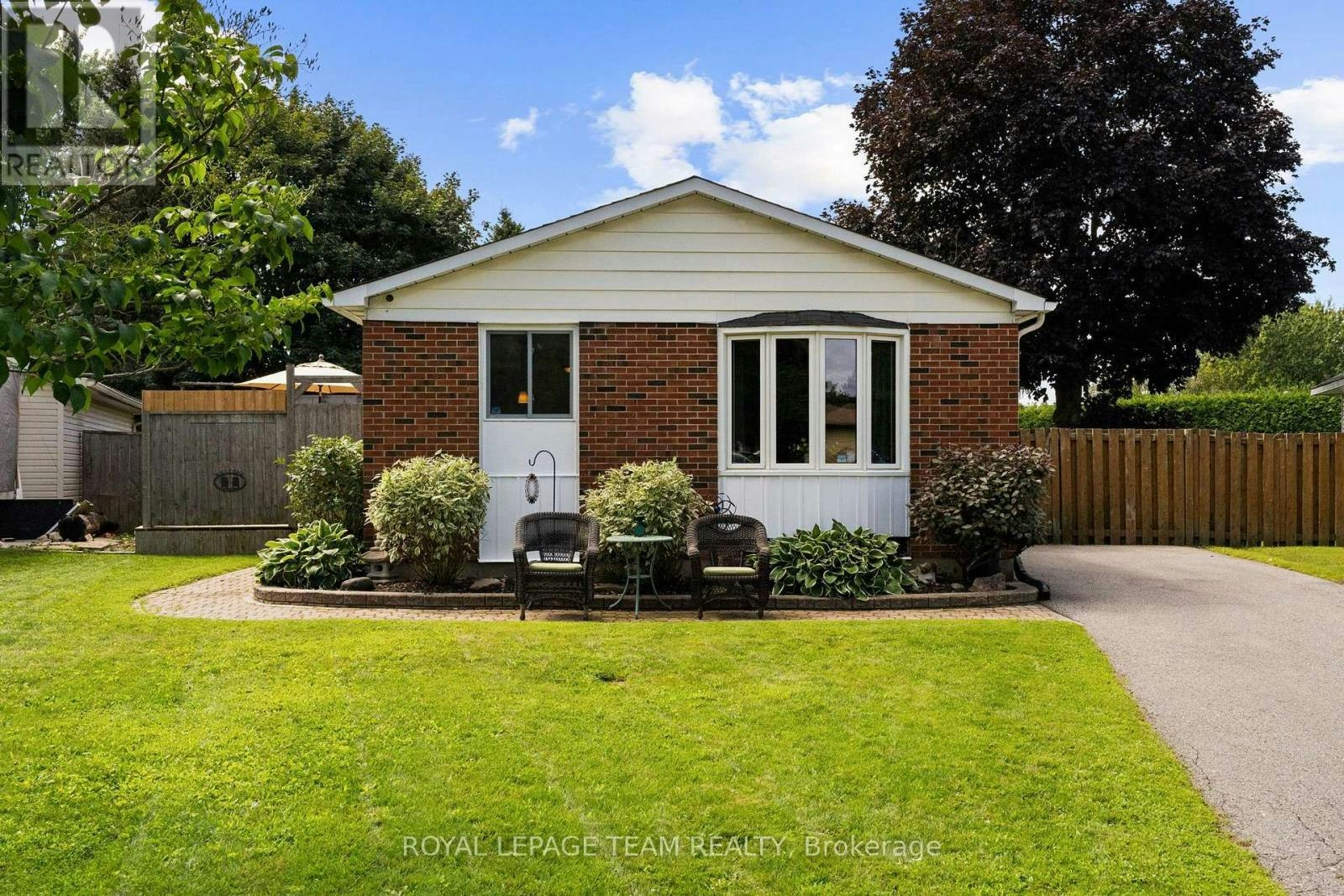 27 Ballantrae Way, Ottawa, ON, K2L 1N3