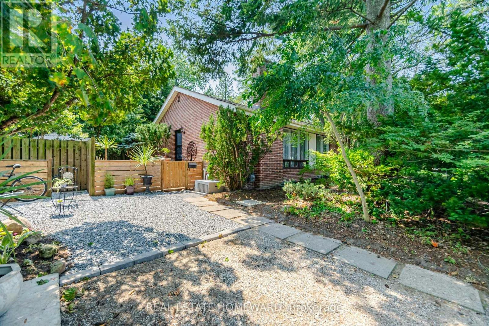 3 Shadwell Place, Toronto, ON, M3B 1J4