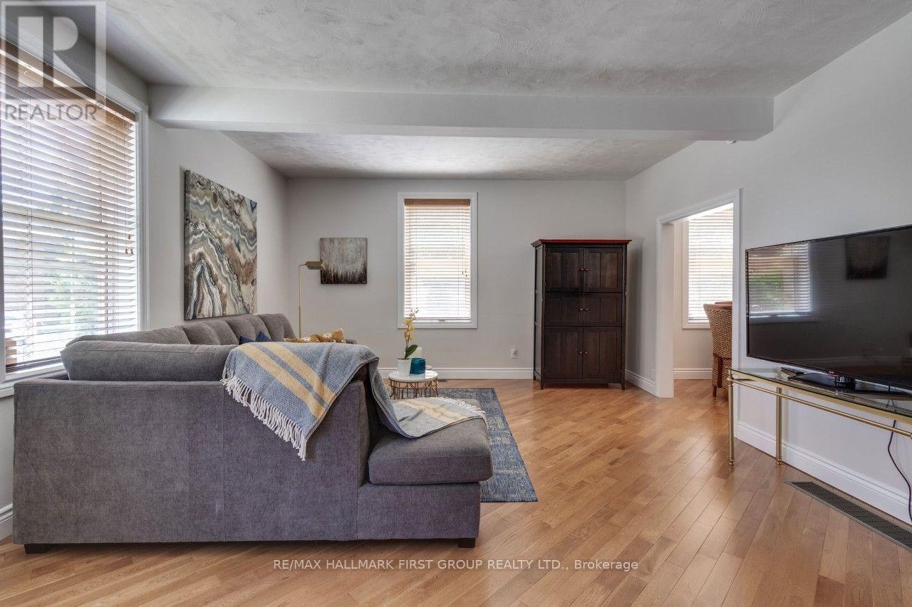 26 Whiting Avenue, Oshawa, ON, L1H 3T3 - 4