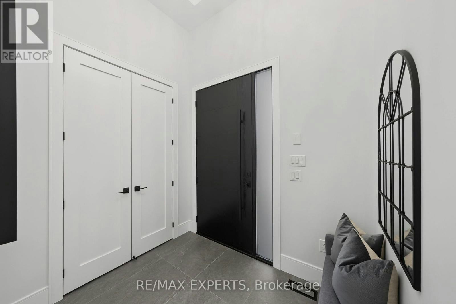 MAIN-1062 Alexandra Avenue, Mississauga, ON, L5E 1Z8 - 3
