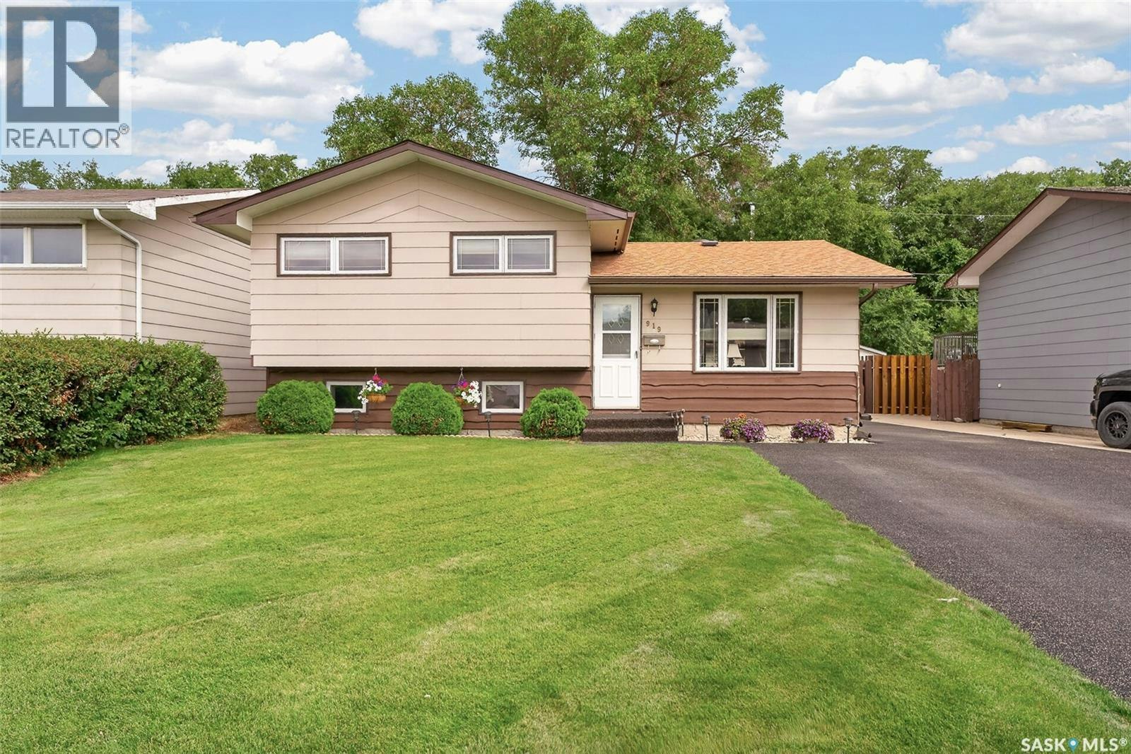 919 Holdsworth Crescent, Moose Jaw, SK, S6H 6T8