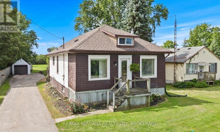 702 Main Street W