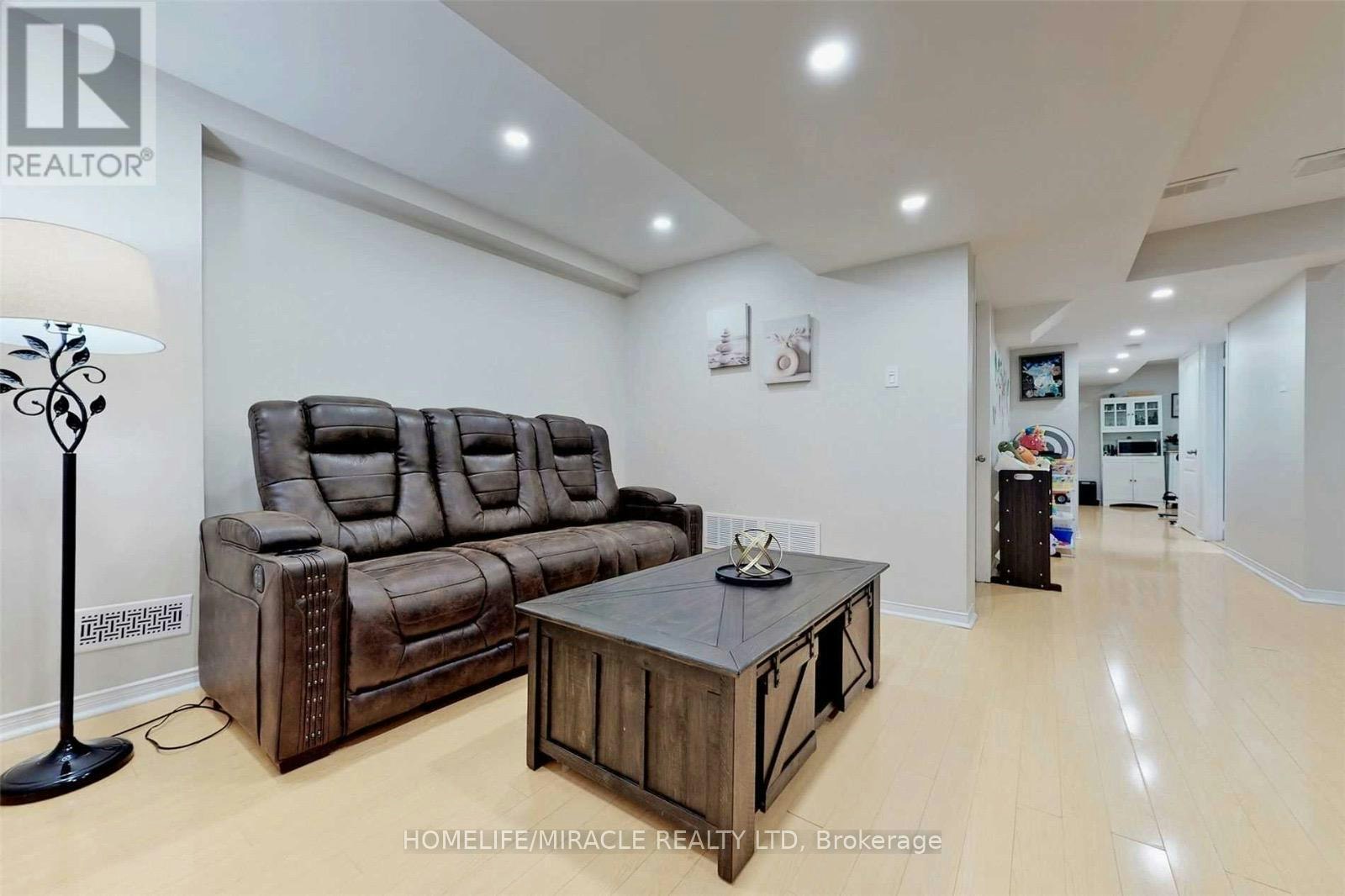 3258 Angel Pass Drive, Mississauga, ON, L5M 7J7 - 2