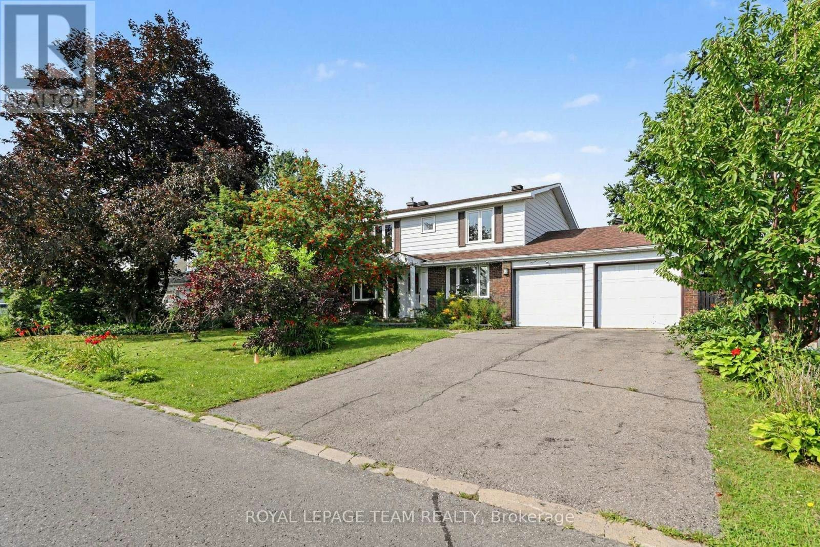 638 Laverendrye Drive, Ottawa, ON, K1J 7C4 - 2