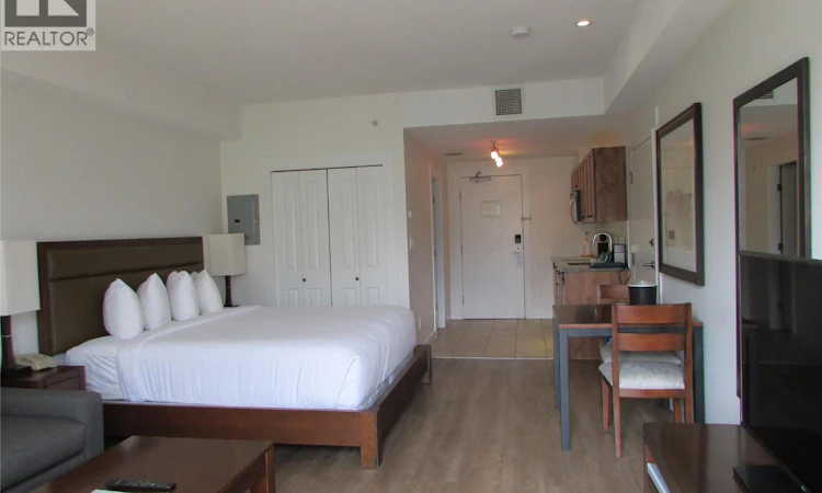 332-4200 Lakeshore Drive