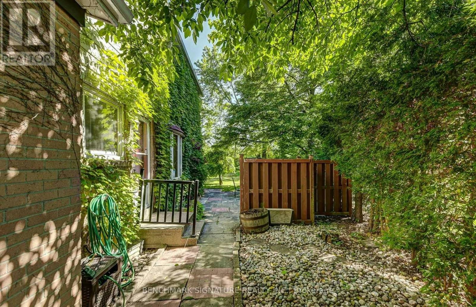 711 Leeder Court, Newmarket, ON, L3Y 5A8 - 2