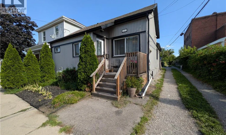7 Campbell Avenue