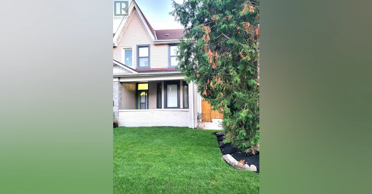 2-49 Vine Avenue, Toronto, ON, M6P 1V6
