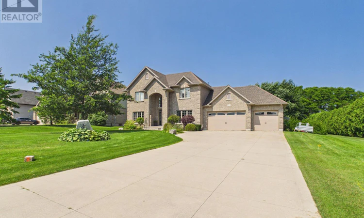 4 Scott Crescent