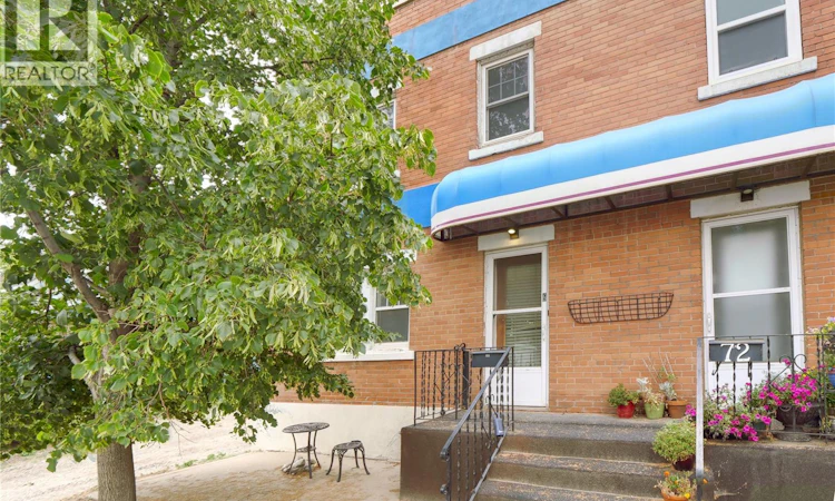 70 Caribou Street E
