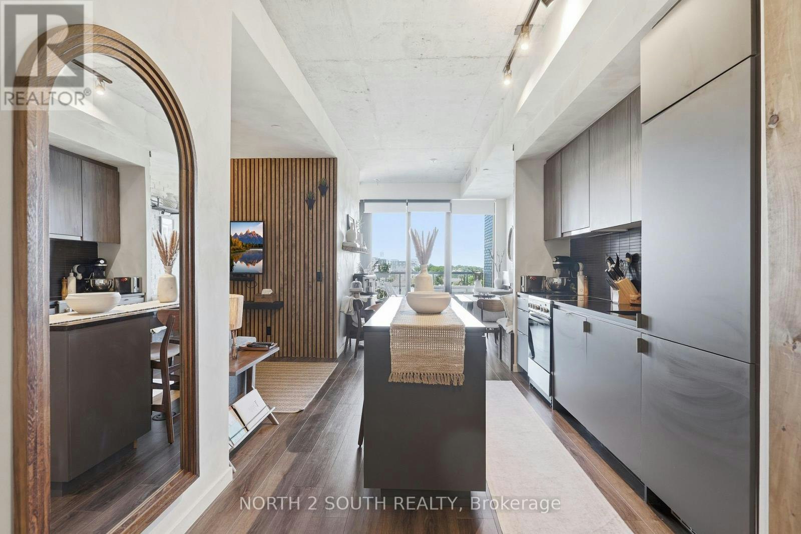 717-7 Smith Crescent, Toronto, ON, M8Z 0G3