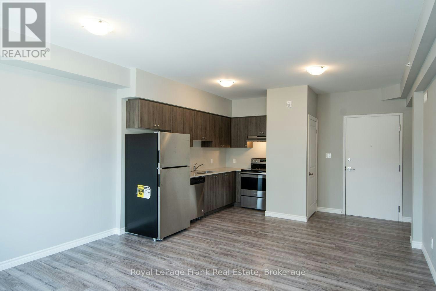 302-143 Bloor Street W, Oshawa, ON, L1J 1P5 - 2