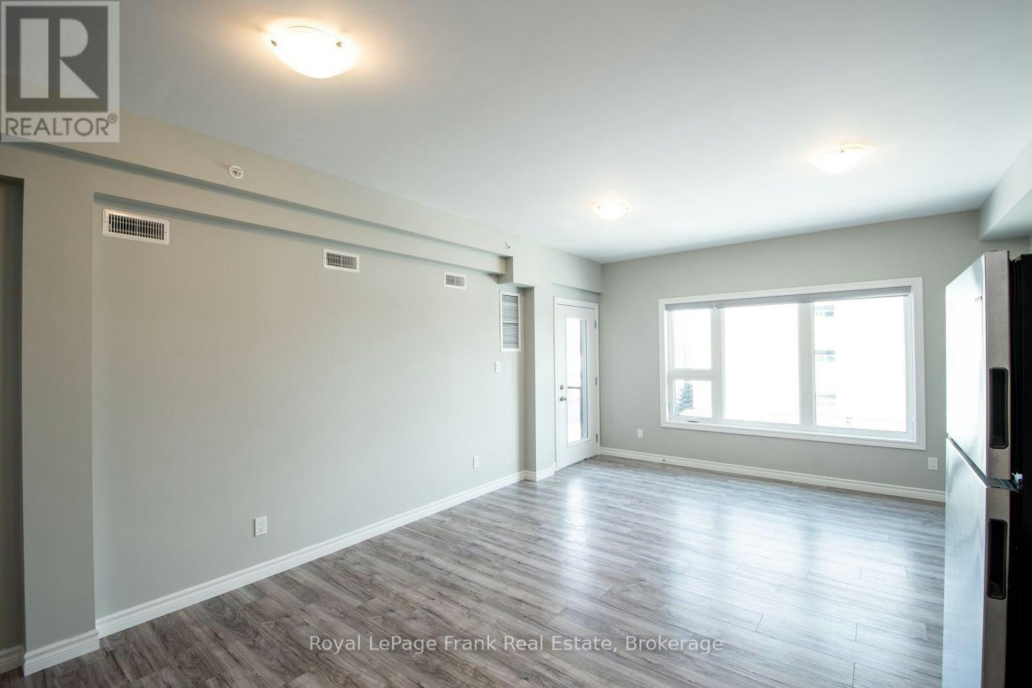 302-143 Bloor Street W, Oshawa, ON, L1J 1P5 - 3