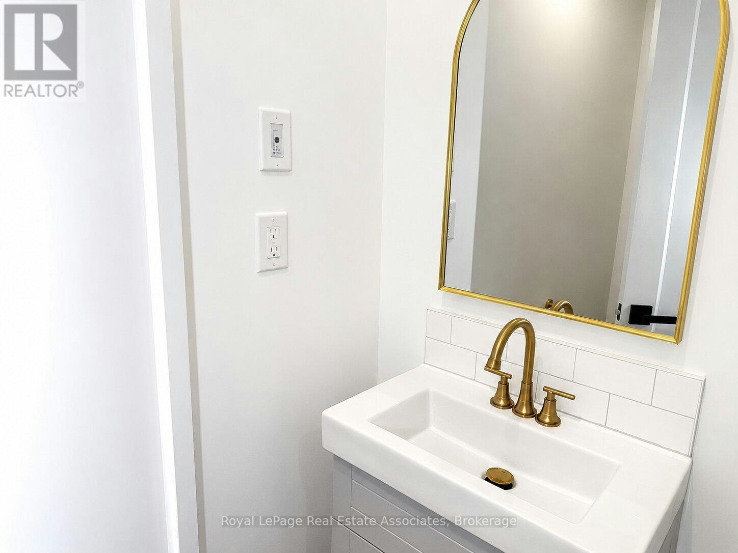 1 GS-17 White Avenue, Toronto, ON, M6N 1S7 - 8
