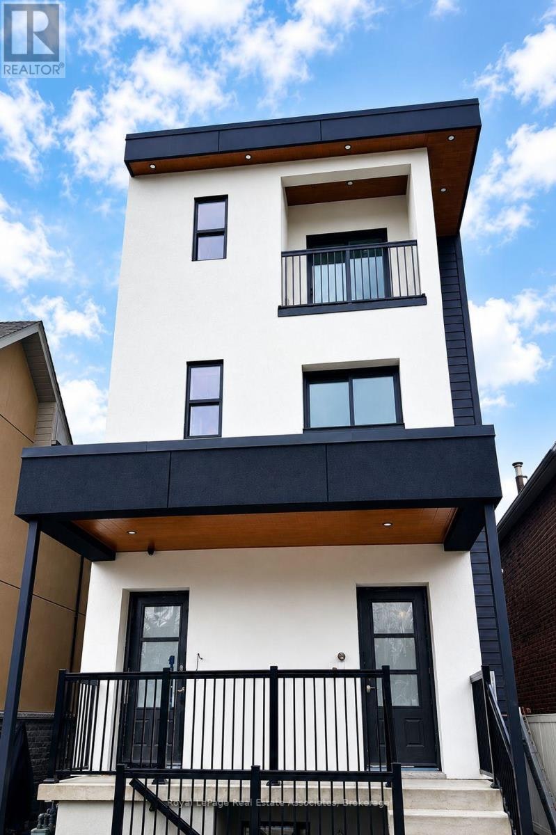 5 SFN-17 White Avenue, Toronto, ON, M6N 1S7