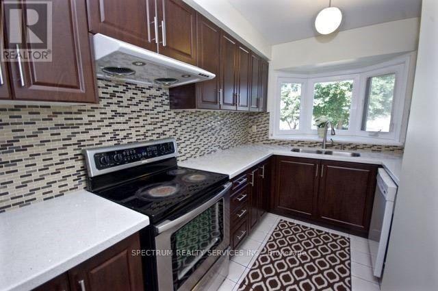 518 Galaxy Court, Mississauga, ON, L5R 2R2 - 3