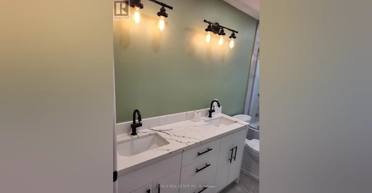 UPSTAIRS-195 Oakmount Road N, Toronto, ON, M6P 2N1 - 8