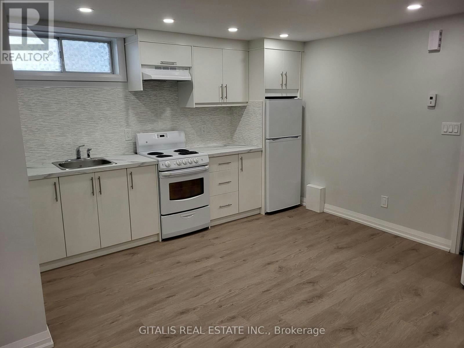 B2-195 Oakmount Road N, Toronto, ON, M6P 2N1