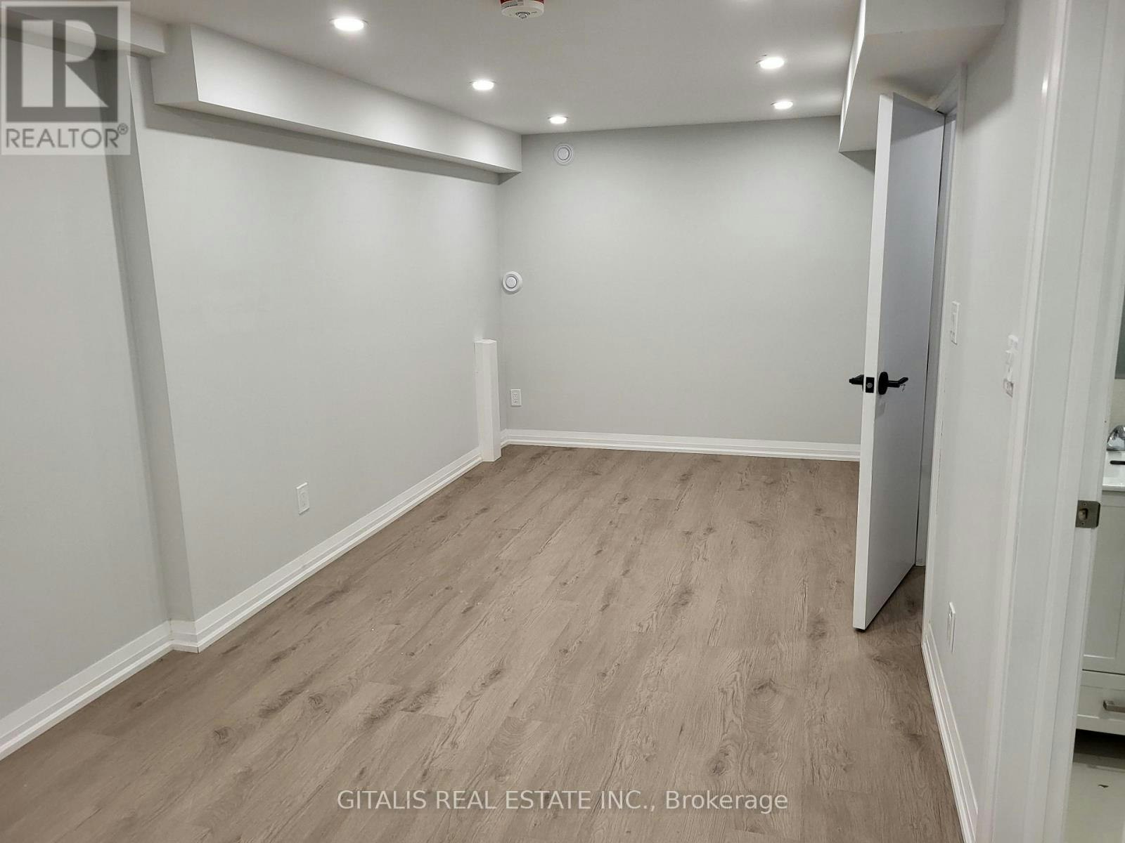 B2-195 Oakmount Road N, Toronto, ON, M6P 2N1