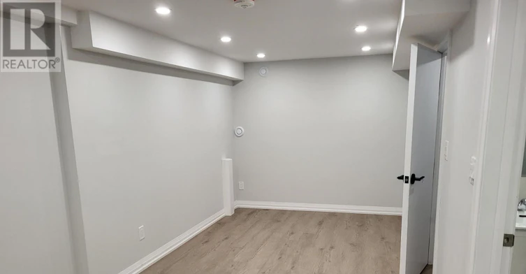 B2-195 Oakmount Road N, Toronto, ON, M6P 2N1