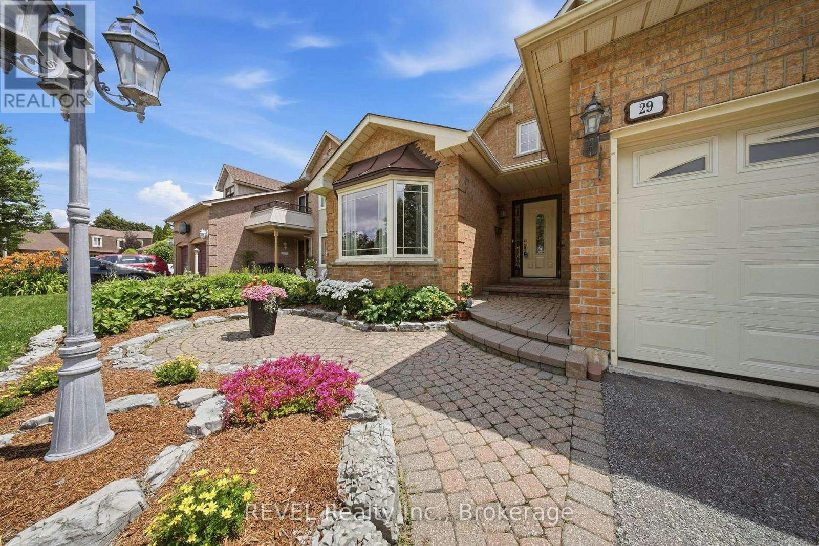 29 Stratton Crescent, Whitby, ON, L1R 1V4