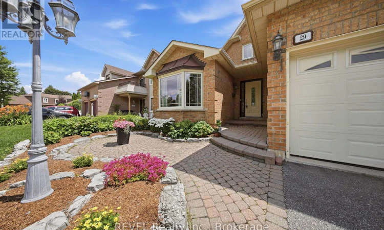 29 Stratton Crescent