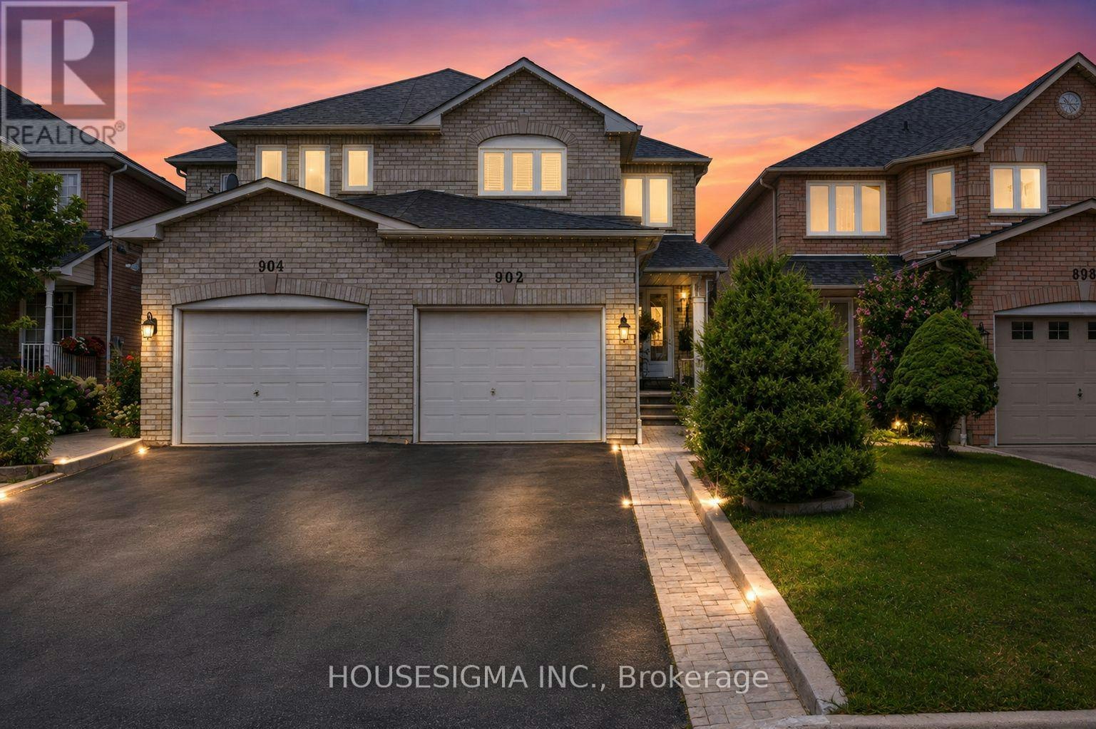 902 Applecroft Circle, Mississauga, ON, L5V 2A7