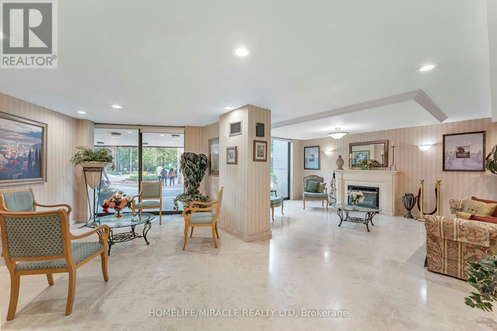 202-3700 Kaneff Crescent N, Mississauga, ON, L5A 4B8 - 3