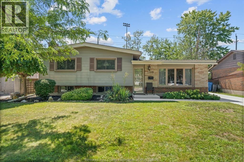 4235 Mitchell Crescent, Windsor, ON, N9G 2G1