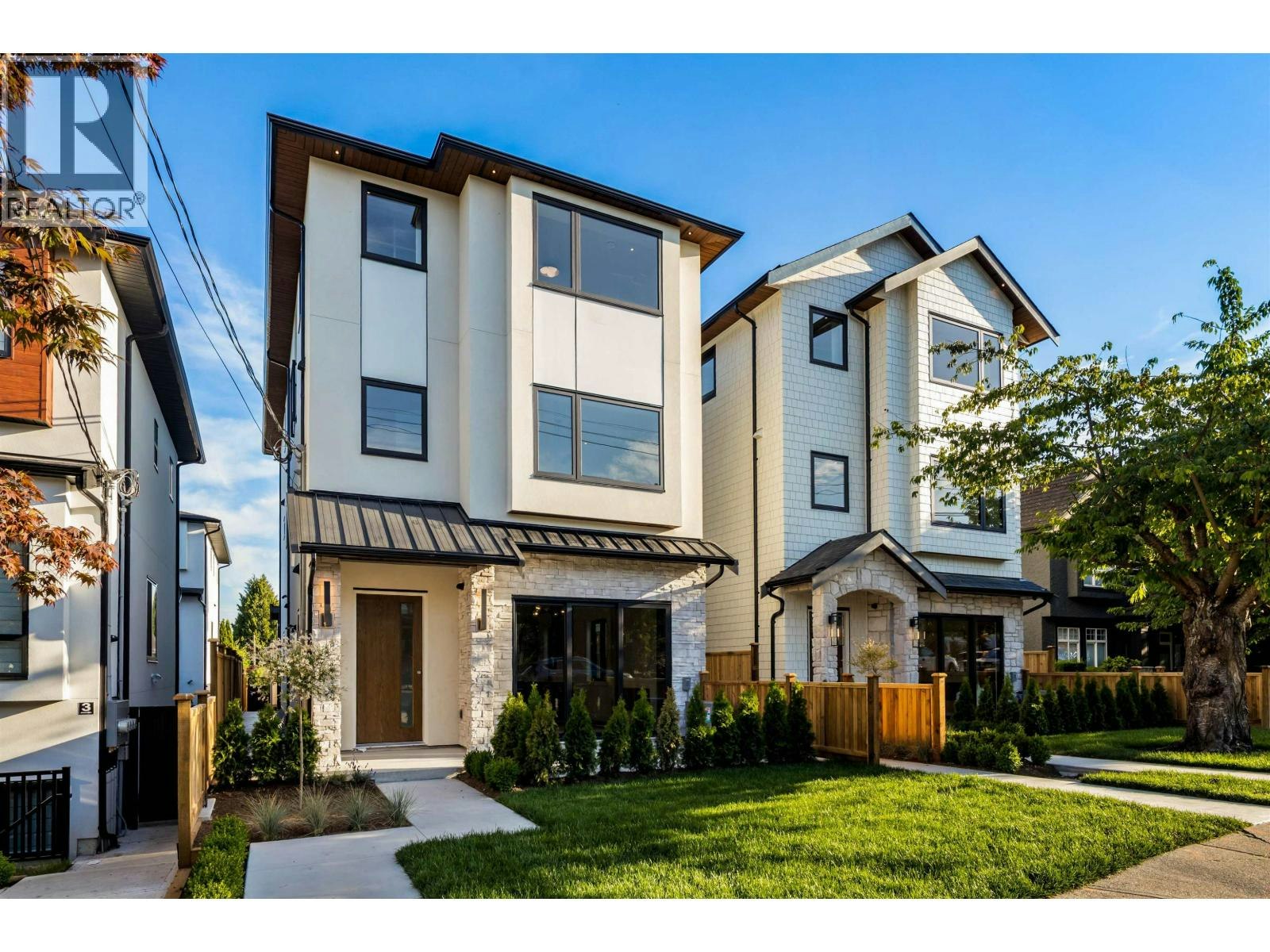 1-6682 Napier Street, Burnaby, BC, V5B 2C3