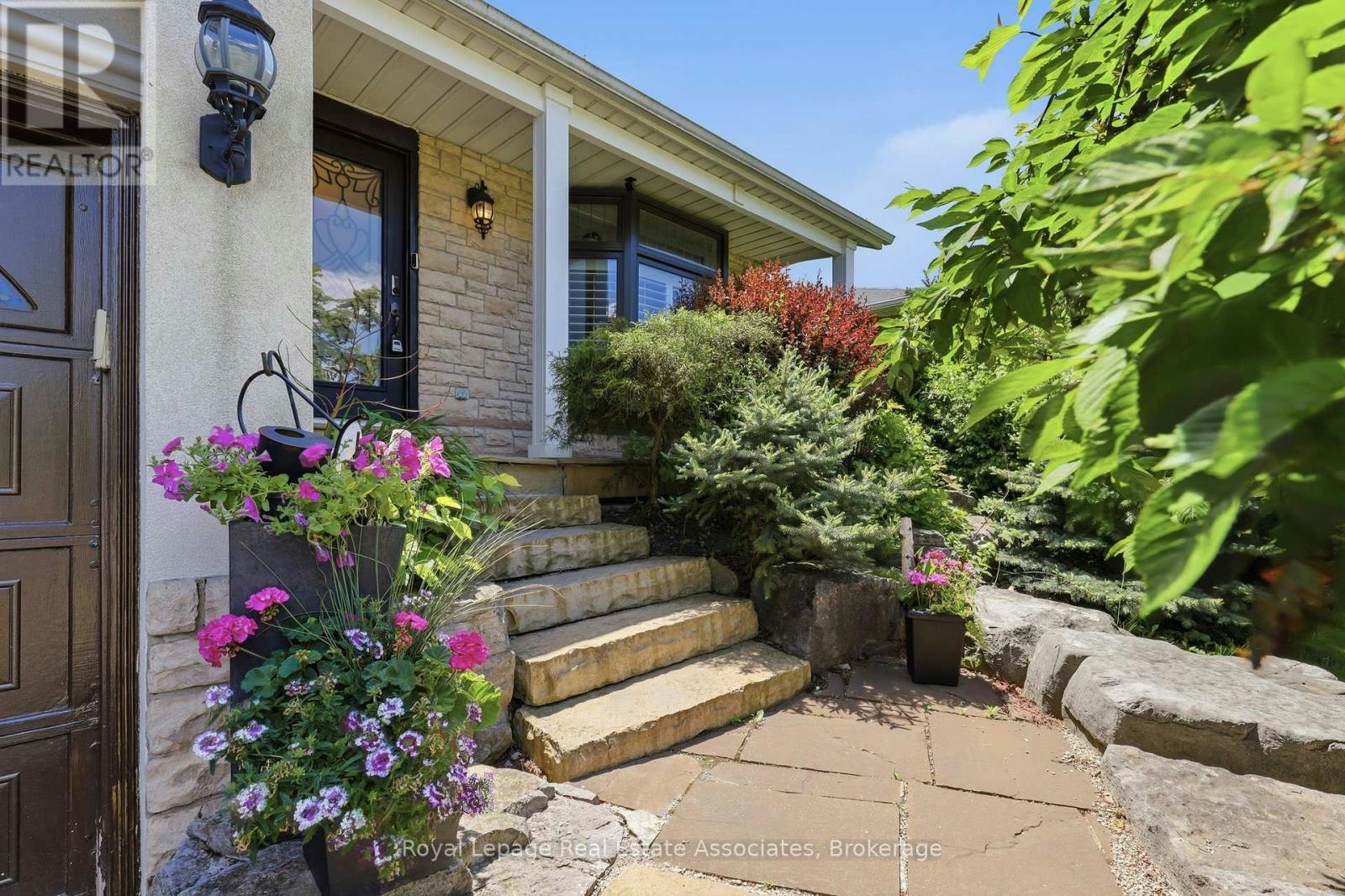 2580 Homelands Drive, Mississauga, ON, L5K 1H6