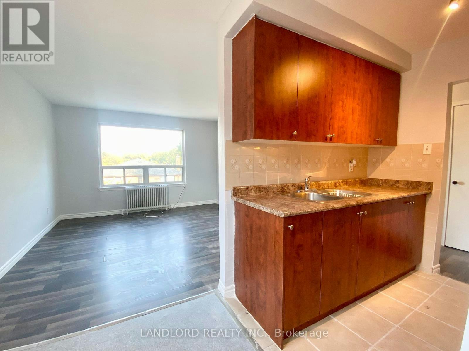 4-127 Scarlett Road, Toronto, ON, M6N 4K6