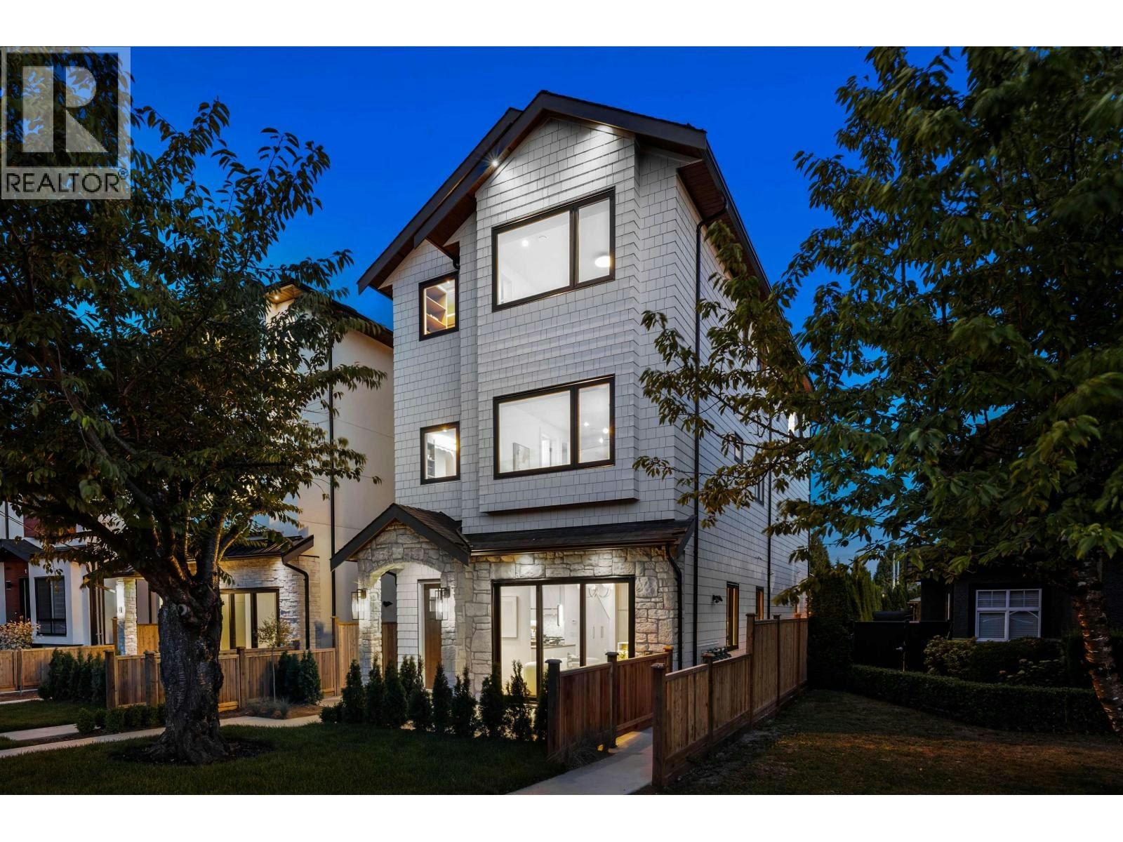 2-6682 Napier Street, Burnaby, BC, V5B 2C3