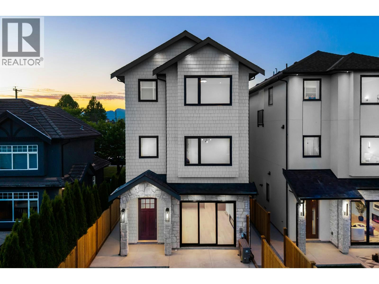 4-6682 Napier Street, Burnaby, BC, V5B 2C3