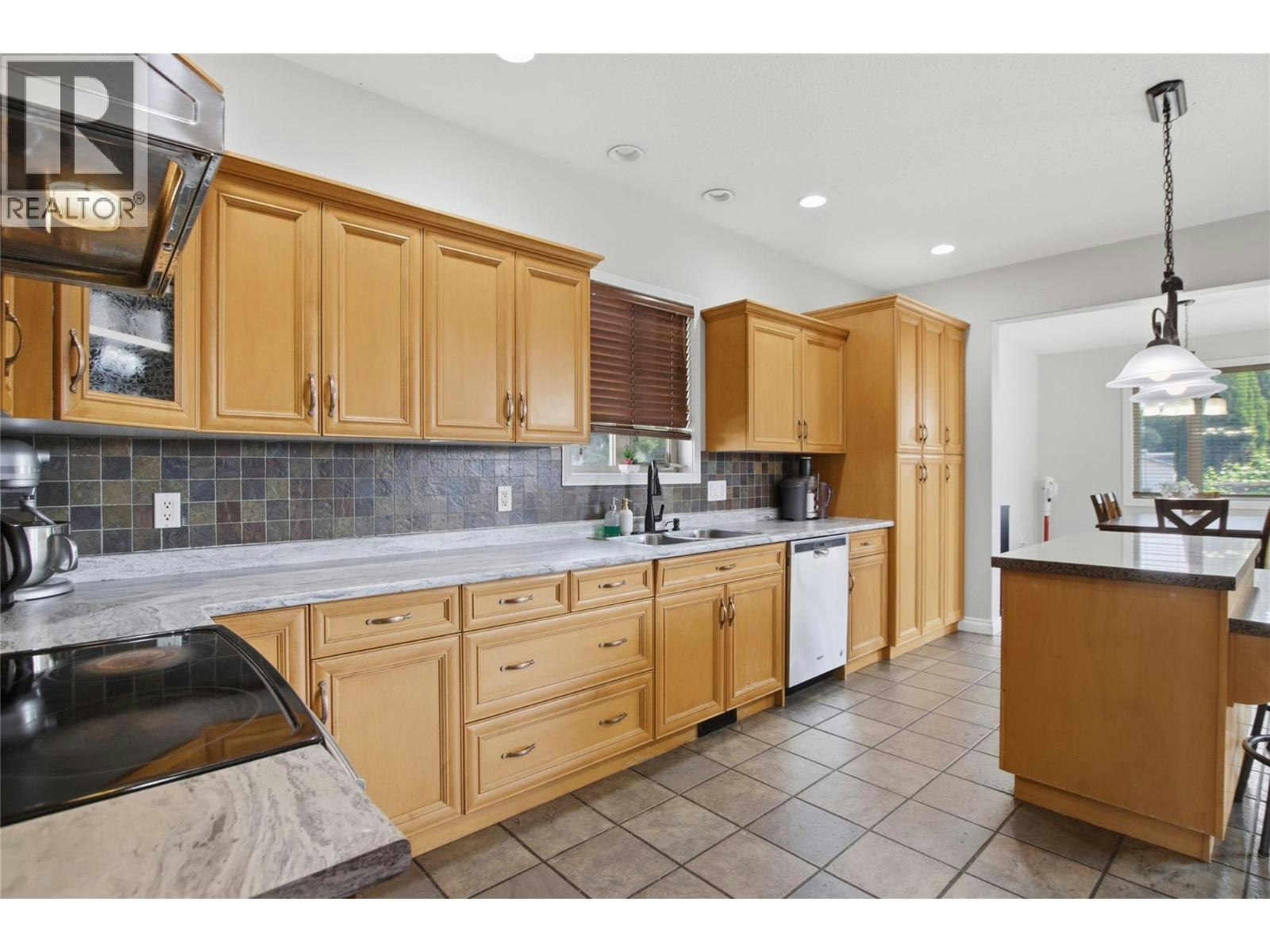 819 Arlington Court, Kamloops, BC, V2B 8T5 - 6