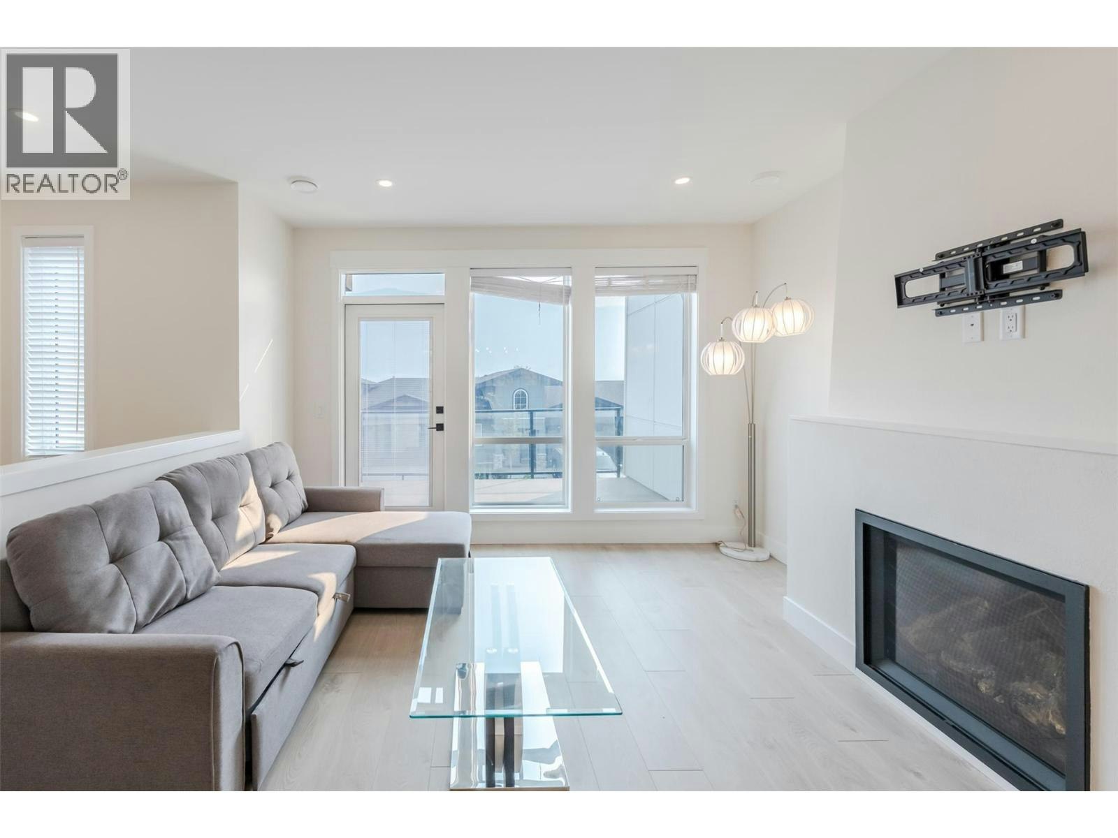52-8000 Vedette Drive - 3