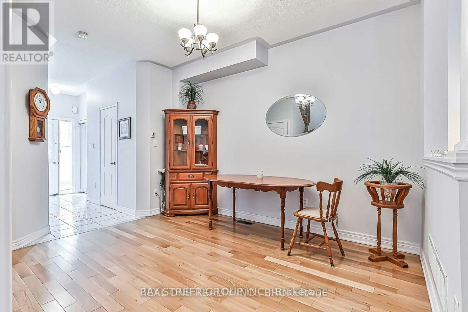 523 Ainsworth Drive, Newmarket, ON, L3Y 8W9 - 7